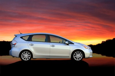 2012_Toyota_Prius_v_Five_002.jpg